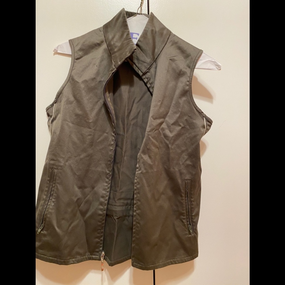 No sleeve utility style vest